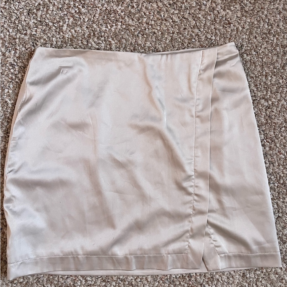 Isalis Satin Cream Skirt // Size S